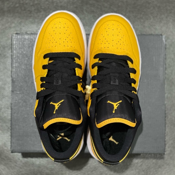 ❌SOLD❌AIR JORDAN 1 LOW (GS) - UNIVERSITY GOLD - Picture 6 of 8